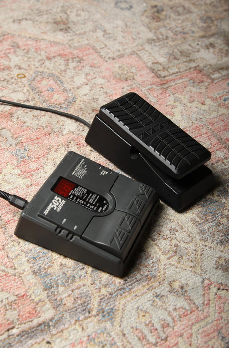 Pre-Owned ZOOM 505 Guitar Compact Multi Effects Processor w/ZOOM expression pedal - Guitar Warehouse