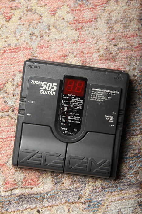 Pre-Owned ZOOM 505 Guitar Compact Multi Effects Processor w/ZOOM expression pedal - Guitar Warehouse
