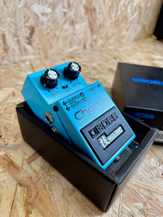 Boss CE-2W Stereo Chorus Made in Japan w/Box - Pre-owned