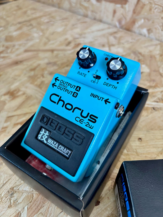Boss CE-2W Stereo Chorus Made in Japan w/Box - Pre-owned